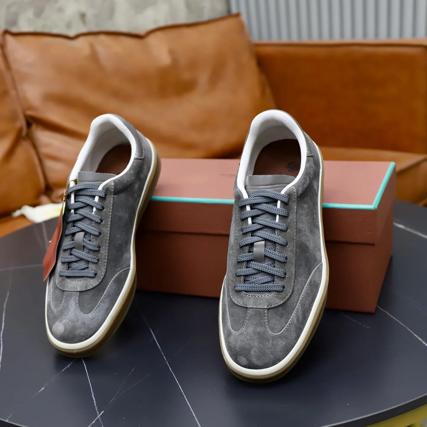 Ex-factory price: 560💰Loro Riana men’s moral training sneakers! Made from high-quality materials and designed in a low-cut silhouette, it offers an elegant and stylish look that's suitable for year-round wear. The unique double-layer sole aesthetic design, caramel cup-shaped outsole is decorated with off-white rubber trim, creating an attractive color combination. Pair with tailored pieces or jeans for a sophisticated yet casual look. The heel is decorated with soft cow leather tongue with Kummel color inserts and cotton laces with embossed LP logo. Upper: cow split suede. Lining: original thickened soft sheepskin. Size: 38-39-40-41-42-43-44 (customized in 45.46)